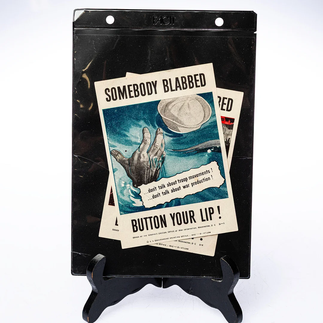PROPAGANDADEKALER, WW II, "Somebody Blabbed Button Your Lip", Albert Dorne, USA, 1942. — Other — Handelslagret Auktionsservice