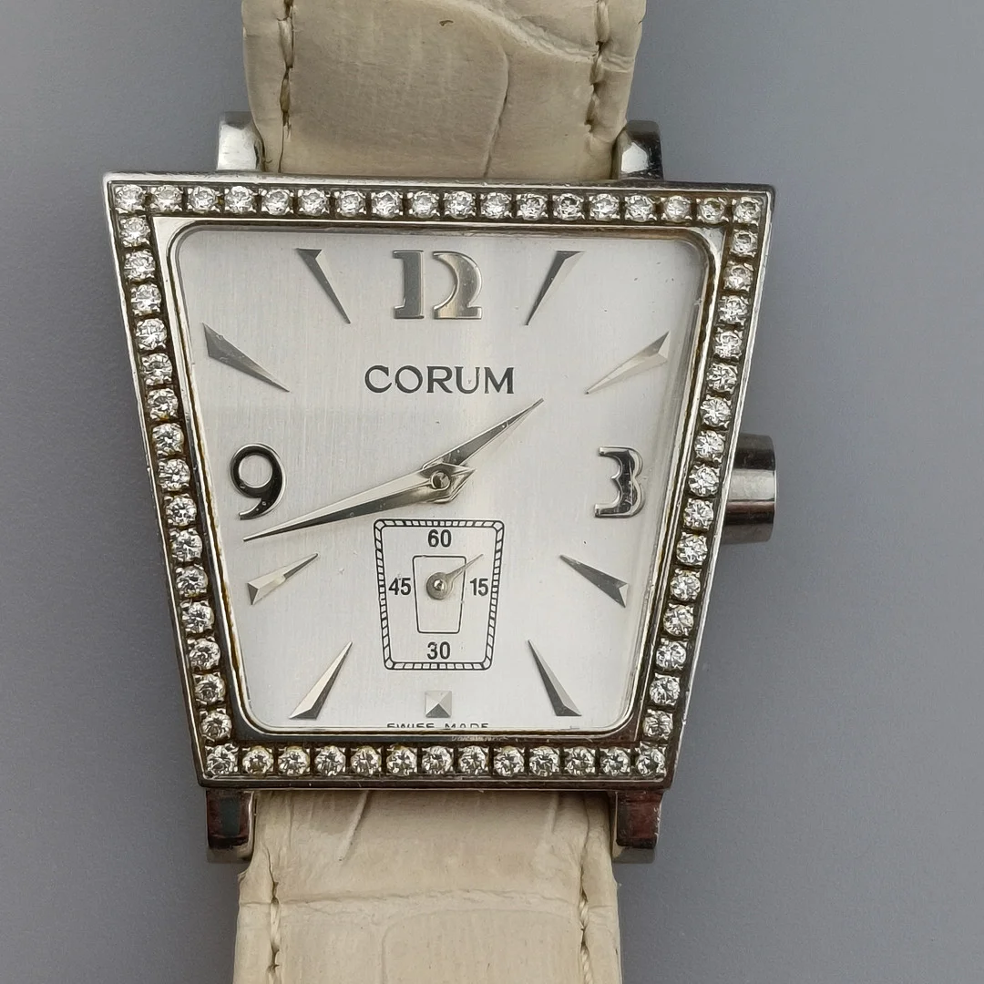DAMENARMBANDUHR „CORUM“ MIT DIAMANTBESATZ - SCHWEIZ, MODELL "TRAPEZE". — Wristwatches — Auktionshaus Blank