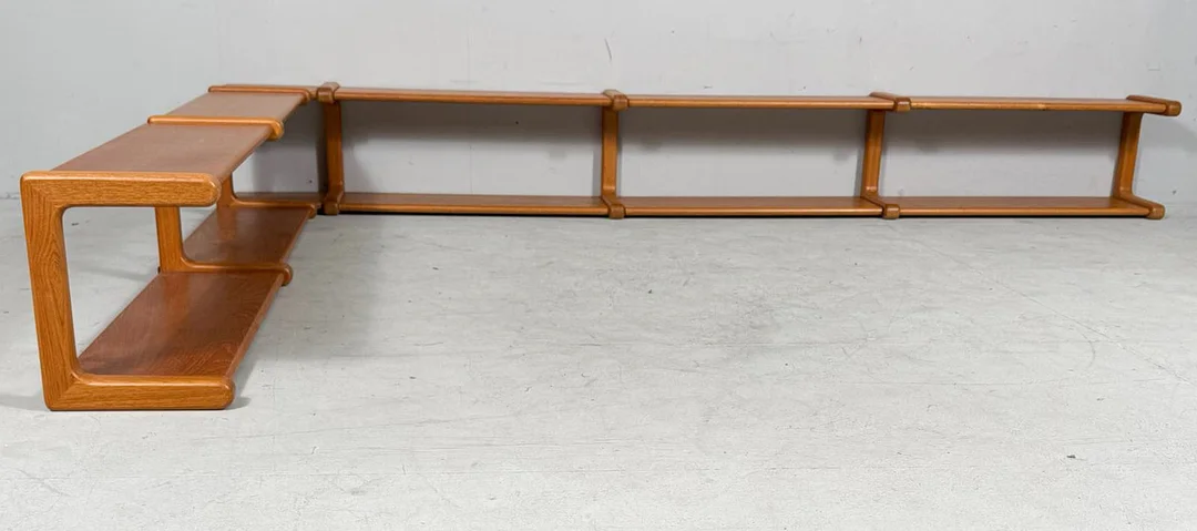 Modulares Wandregal/Eckregal von Dyrlund, Dänemark, 1960er Jahre. — Cupboards, Cabinets & Shelves — Stockholms Auktionsverk Düsseldorf/Neuss