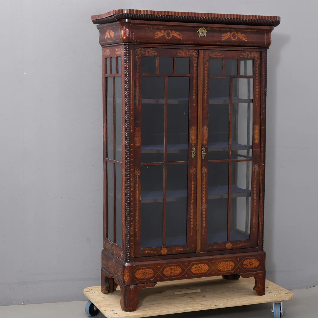 VITRINSKÅP med intarsia, England, 1800/1900-tal. — Cupboards, Cabinets & Shelves — Växjö Auktionskammare