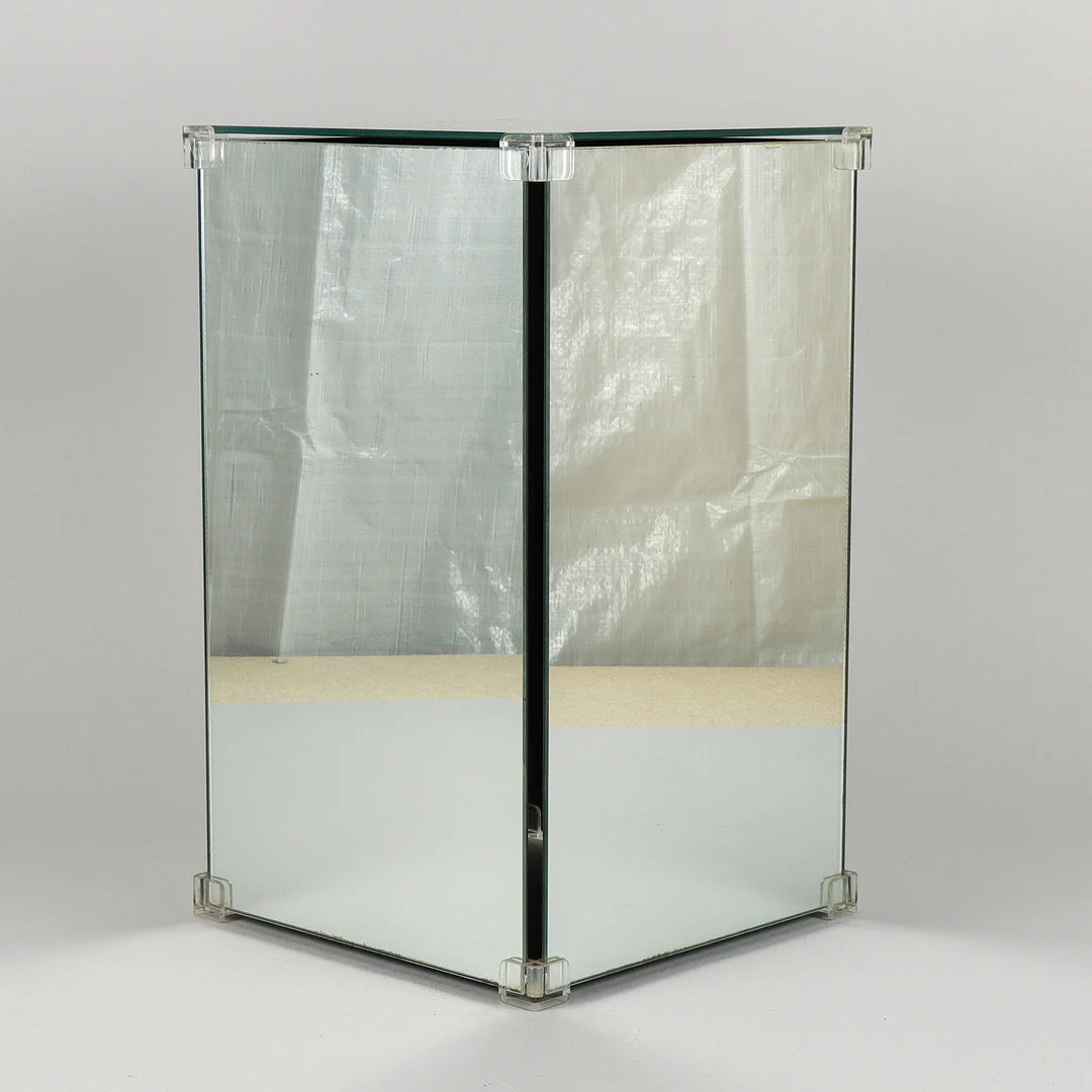 PIEDESTAL med spegelglas. — Miscellaneous — Karlstad Hammarö Auktionsverk