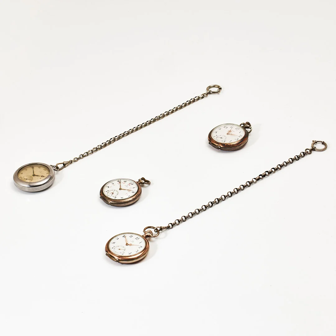 OMEGA, fickur, 4 st., silver/800 varav ett frackur, stål, med blånerade visare, övriga med vitemaljerade urtavlor, arabiska siffror, plexiglas. — Wristwatches — Stockholms Auktionsverk Magasin 5
