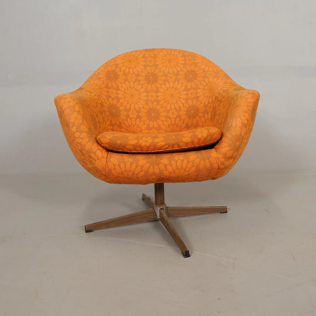 SNURRFÅTÖLJ 1900-talets mitt. — Armchairs & Chairs — Höörs Auktionshall