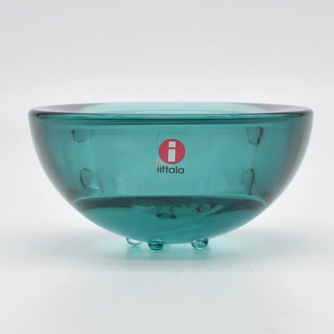 ANNALEENA HAKATIE. IITTALA, BALLO, TEELICHTHALTER IN BLAU UND TRANSPARENT, MIT STUDIOLABEL, FINNLAND, UM 1990ER. — Art glass — Kunst- und Auktionshaus Kleinhenz