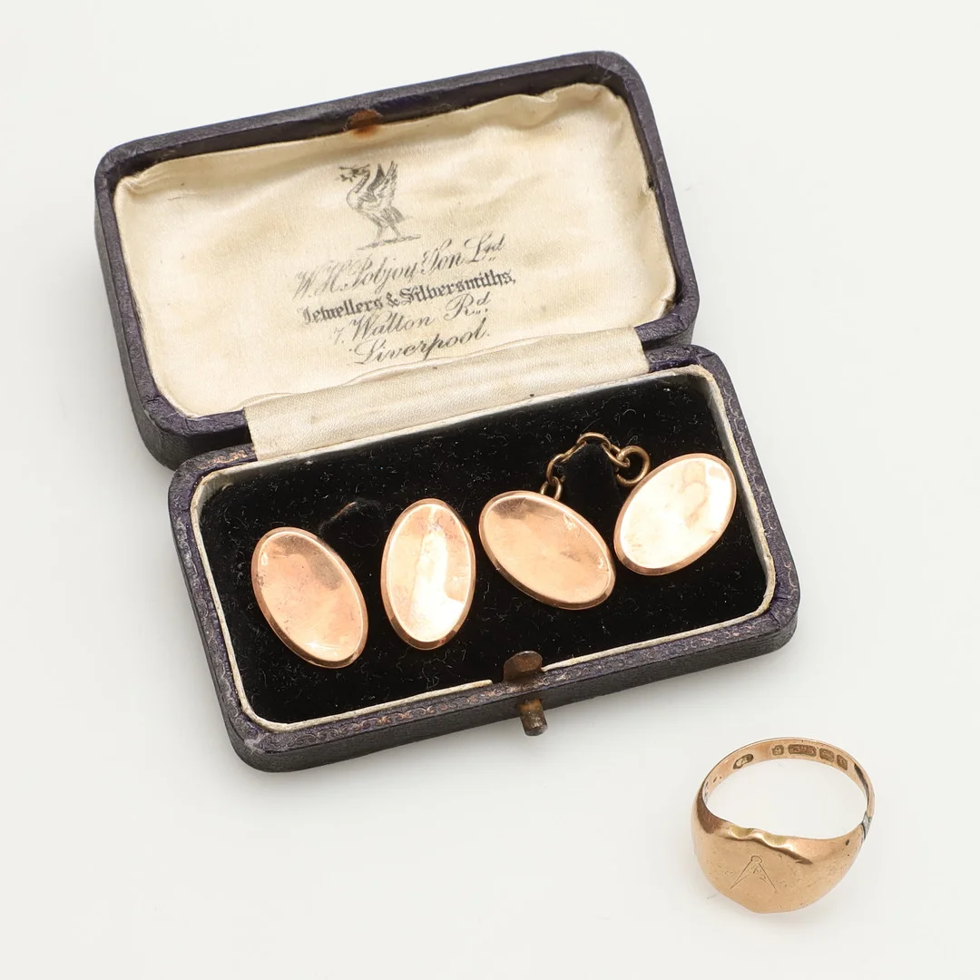 A 9CT GOLD SIGNET RING AND A PAIR OF 9CT GOLD CUFFLINKS. — Cufflinks & Tie Pins — Lawrences Auctioneers