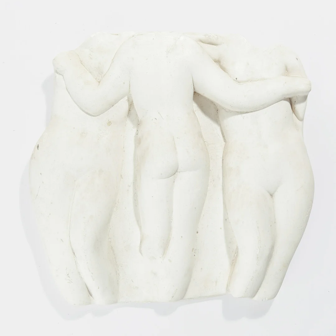 Væghængt relief af gips, 'De tre gratier', 20/21. årh. — Sculptures & Bronzes — Palsgaard Kunstauktioner