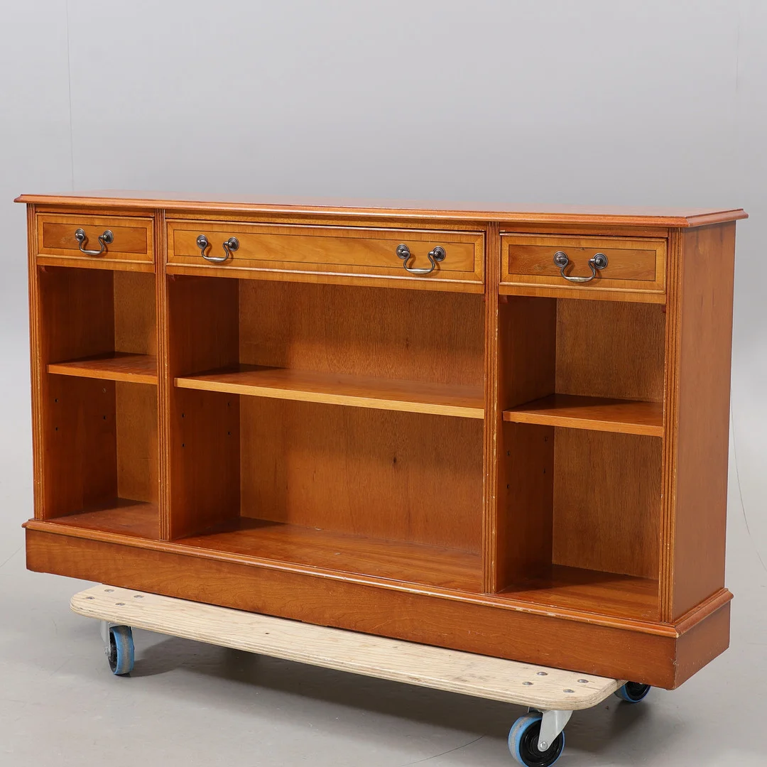 BOKHYLLA, engelsk stil, idegran, Bowlings of Tenby, Wales, 1900-talets andra hälft. — Cupboards, Cabinets & Shelves — Växjö Auktionskammare