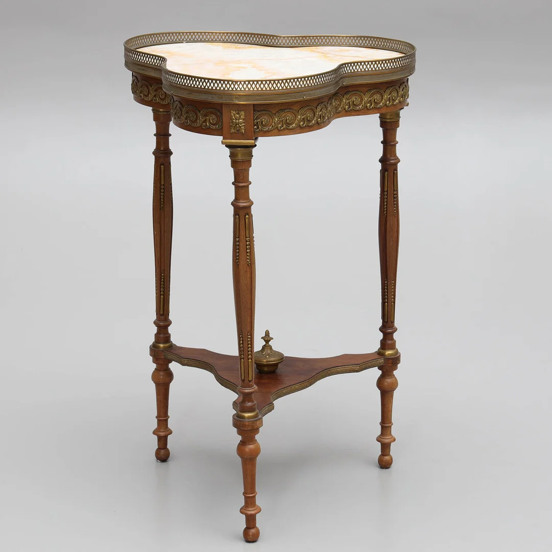 SIDOBORD, bordsskiva i onyx, detaljer i mässing, empire stil, 1900-tal. — Tables — Auktionsmagasinet Vänersborg