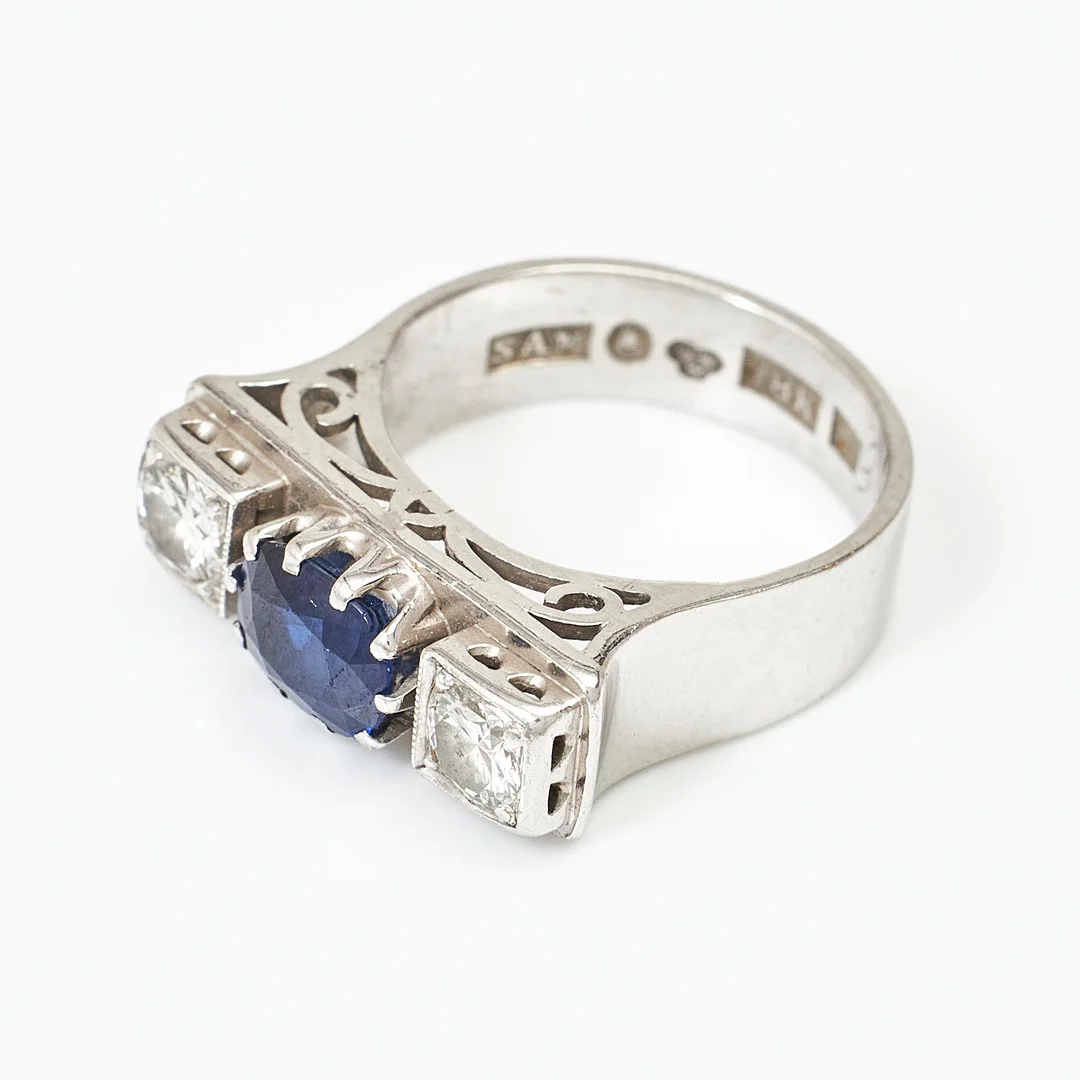 RING, 18 k vitguld, oval fasettslipad syntetisk safir, 2 briljanter ca 0,12 ct/st, Alströms Guld & Silversmedja, Stockholm 1956. — Rings — Stockholms Auktionsverk Magasin 5