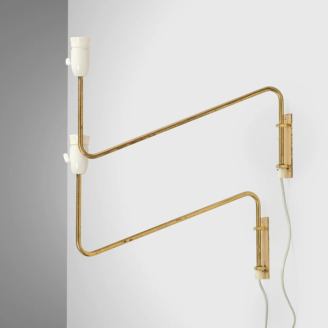 Et par zigzag-formede væglamper af messing med svingbare arme, dansk lampefabrikant, 1960/70'erne, (2). — Wall Lights — Palsgaard Kunstauktioner