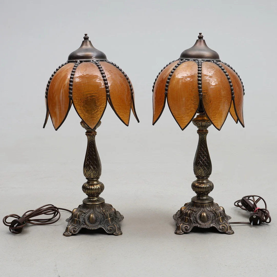BORDSLAMPOR. Ett par, metall och glasskärmar i tiffany-stil, 1900-talets andra halva. — Table Lamps — Gomér & Andersson Jönköping