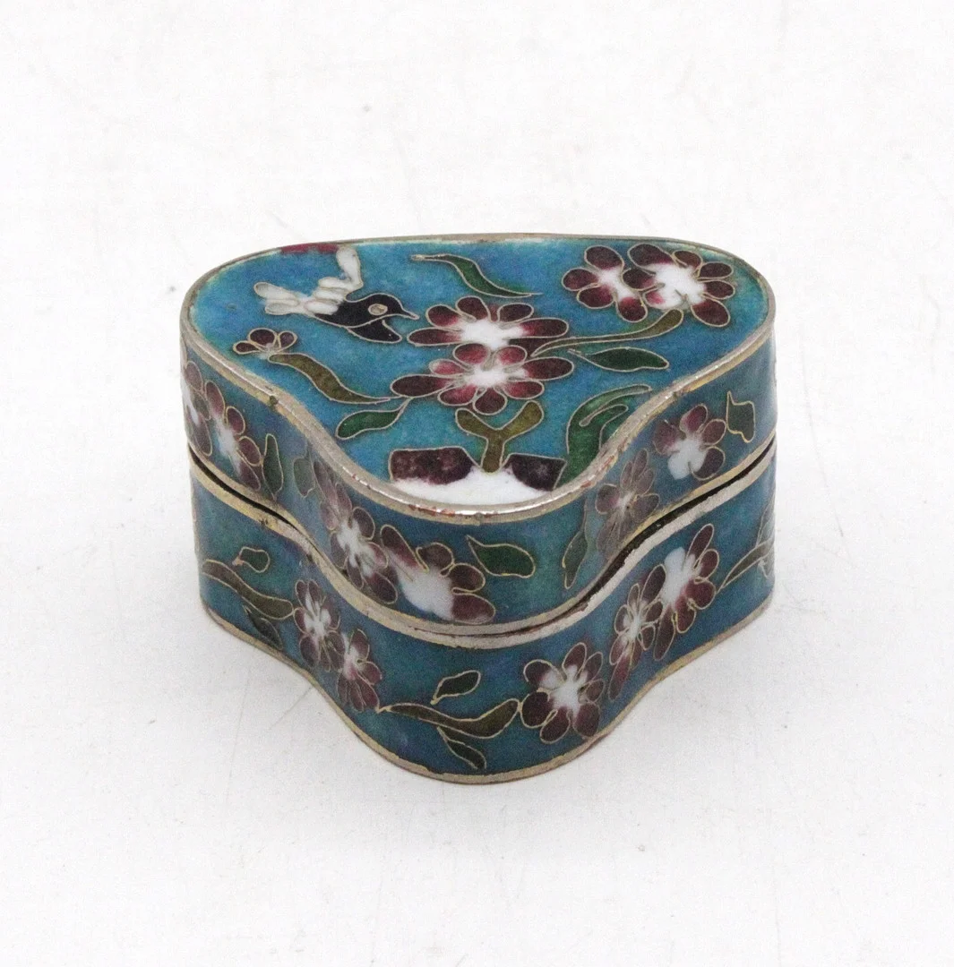 Kleine Cloisonné-Dose in freier Form mit Blumen- und Vogelmotiv, China, 20. Jhdt. — Cloisonné — Kunst- und Auktionshaus Kleinhenz