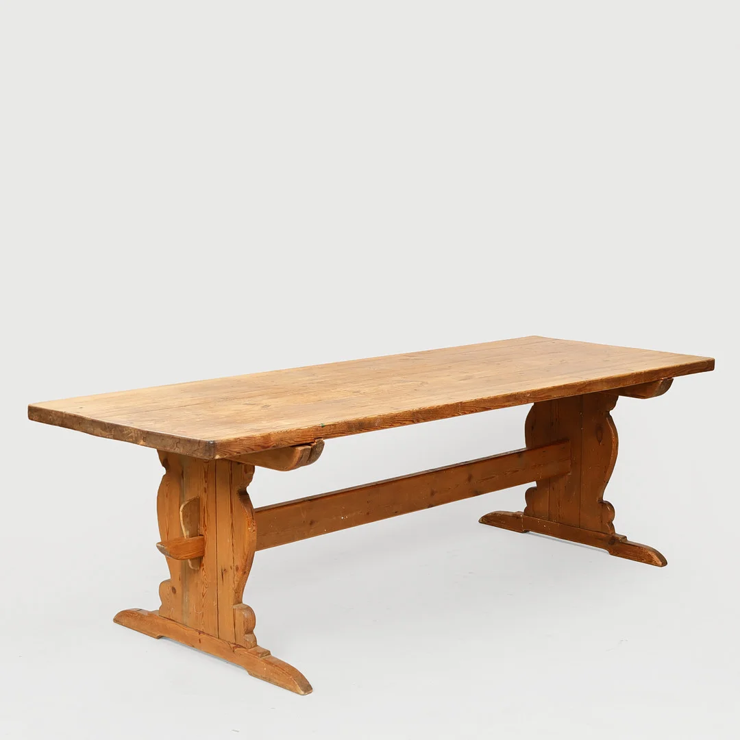 Langbord af massivt fyrretræ, 1900-tallets anden halvdel. — Tables — Palsgaard Kunstauktioner