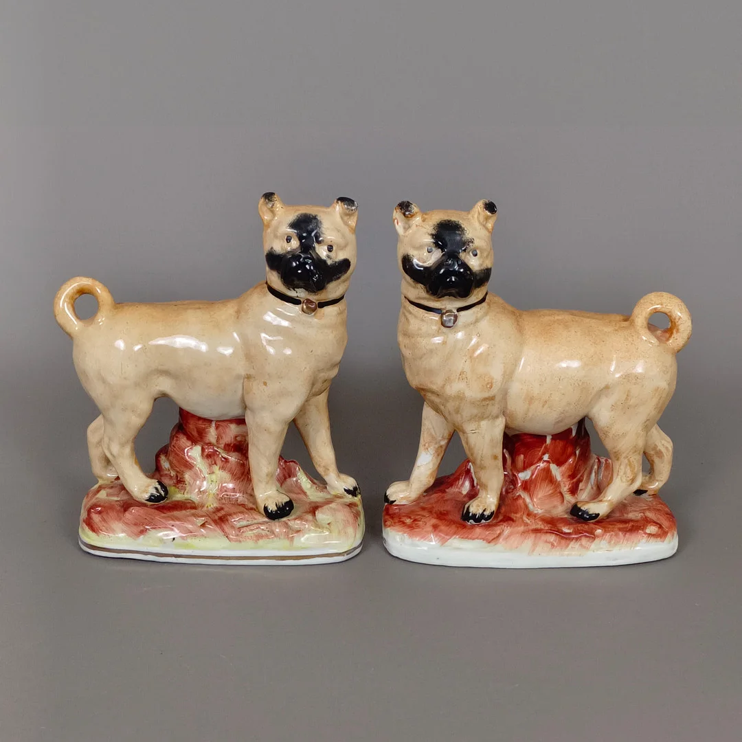 Ein Paar STAFFORDSHIRE-HUNDEFIGUREN MÖPSE - England, 2. Hälfte 19. Jh., Keramik. — European — Auktionshaus Blank