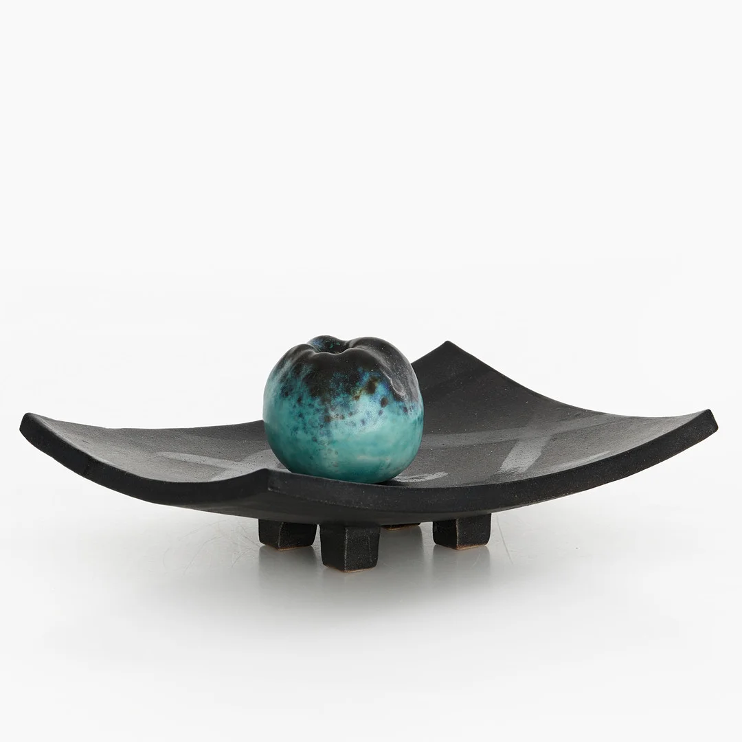 GUNILLA KROPP (1943-2009). SKULPTUR samt FAT, signerade, glaserat stengods. — European — Crafoord Auktioner Stockholm