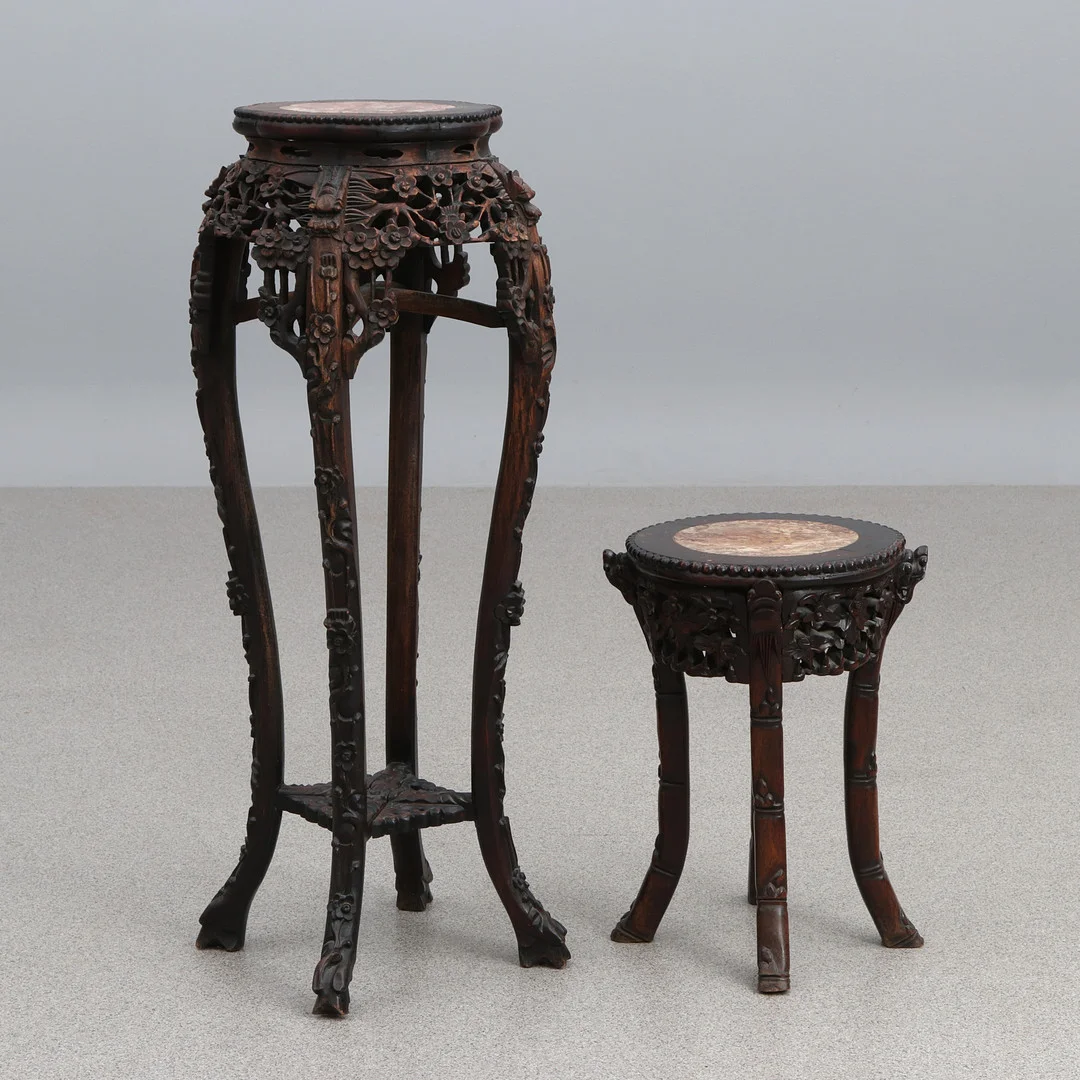 PIEDESTALER, TVÅ ST. Skuret trä med stenskivor. Asiatisk tillverkning, 1900-tal. — Tables — Skånes Auktionsverk