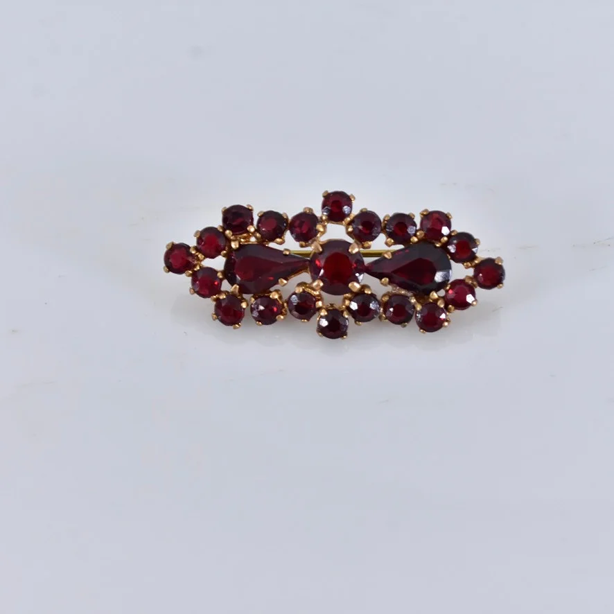 BROSCH, med granater, förgylld metall. — Brooches & Pendants — Halmstads Auktionskammare