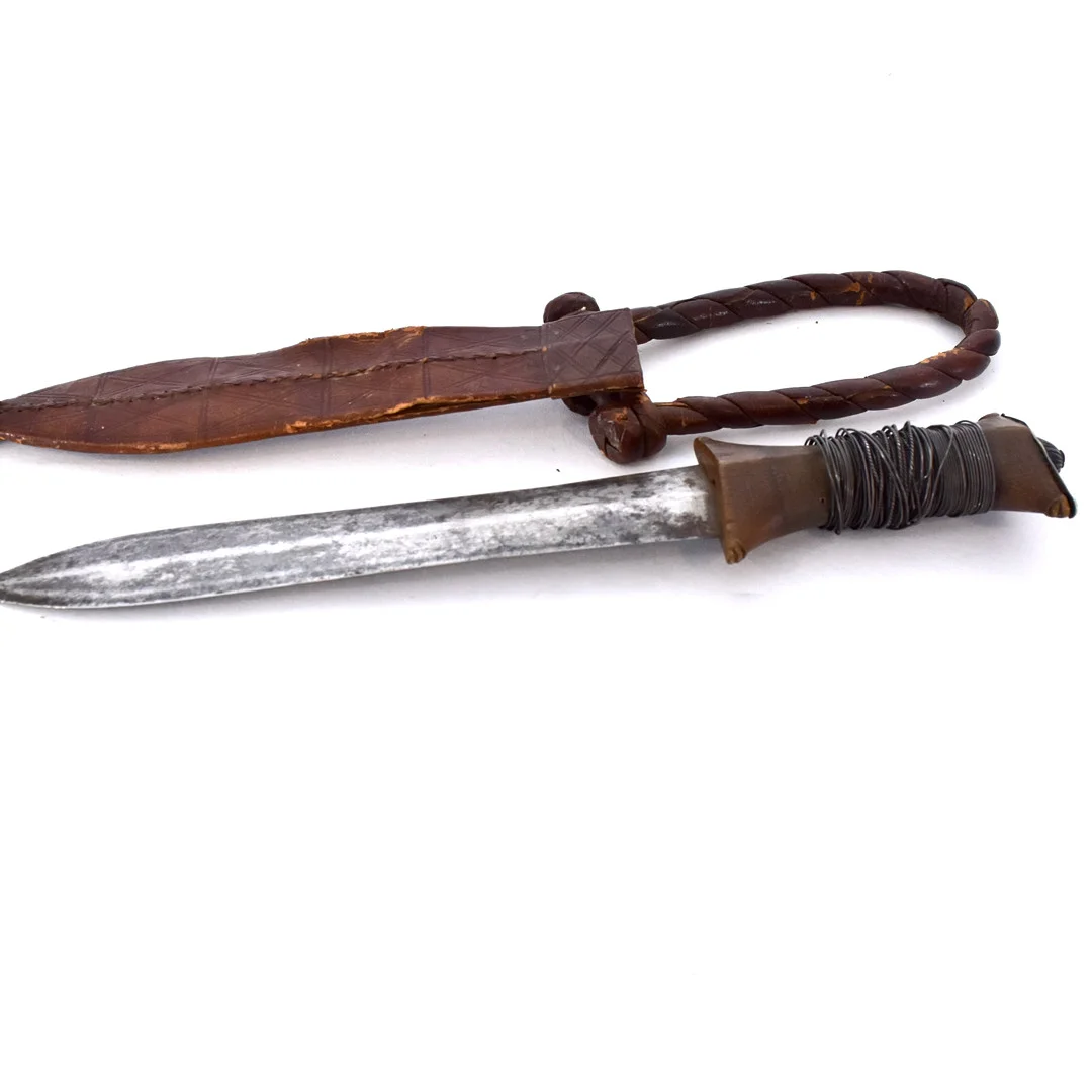 DOLK I BALJA, så kallad Arm Dagger, Sudan, 1900-talets 1 hälft eller mitt. — African tribal art — Halmstads Auktionskammare