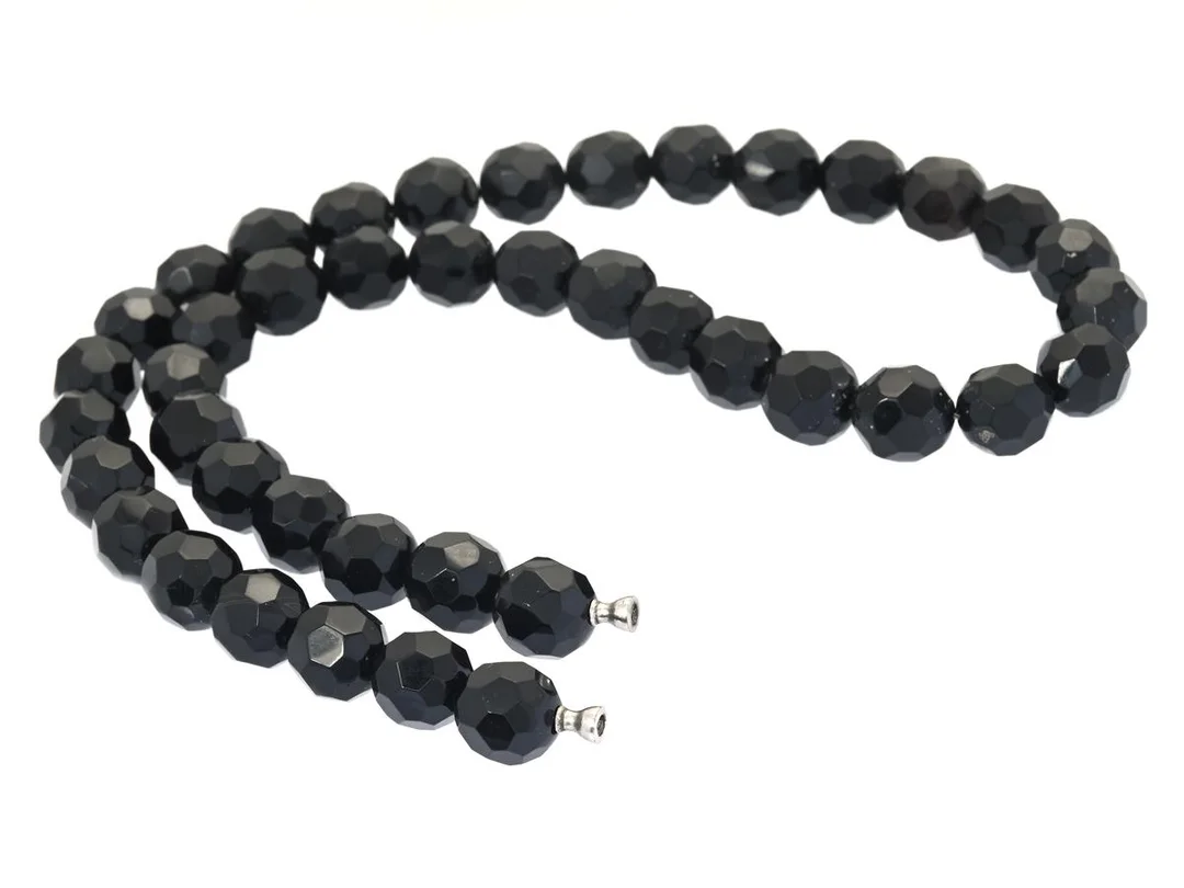 OLE LYNGGAARD, collier, onyx, ca 9,5 mm, dobbar, ej lås, längd 42 cm, vikt 51,3 g. — Smycken/Collier — Kaplans