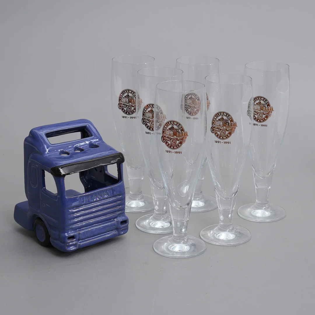 SCANIA, jubileumsglas samt ljuslykta, 1990-tal. — Utility glass — Auktionshuset Thelin & Johansson