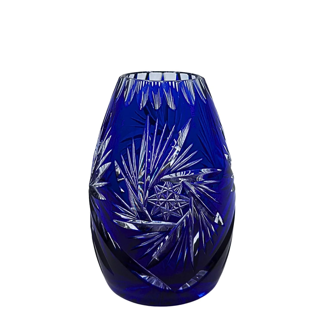 HANDGESCHLIFFENE BÖHMISCHE BLEIKRISTALLVASE IN KOBALTBLAU. — Art glass — Auktionshaus Stuber's Hammerschlag