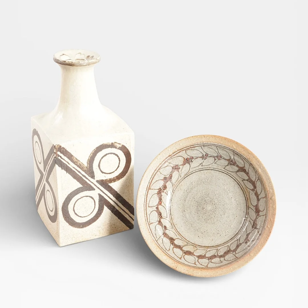 DANIEL POST. Fad og vase, glaseret stentøj, sandfarver. (2). — Ceramics & Porcelain — Woxholt Auktionshus