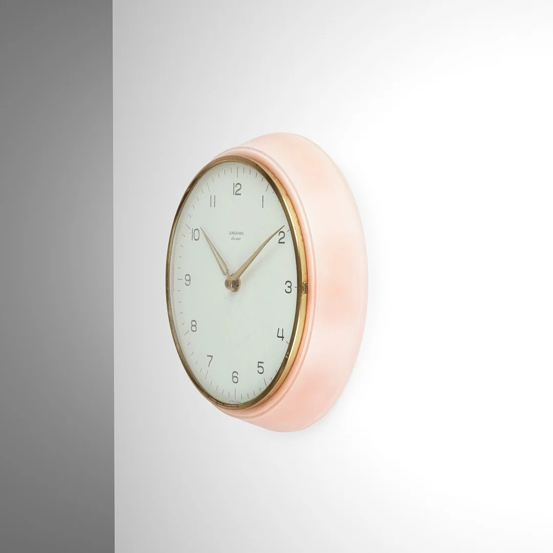 MAX BILL. Vægur af lyserødt lakeret metal, Junghans, Tyskland, 1950/60'erne. — Wall Clocks — Palsgaard Kunstauktioner