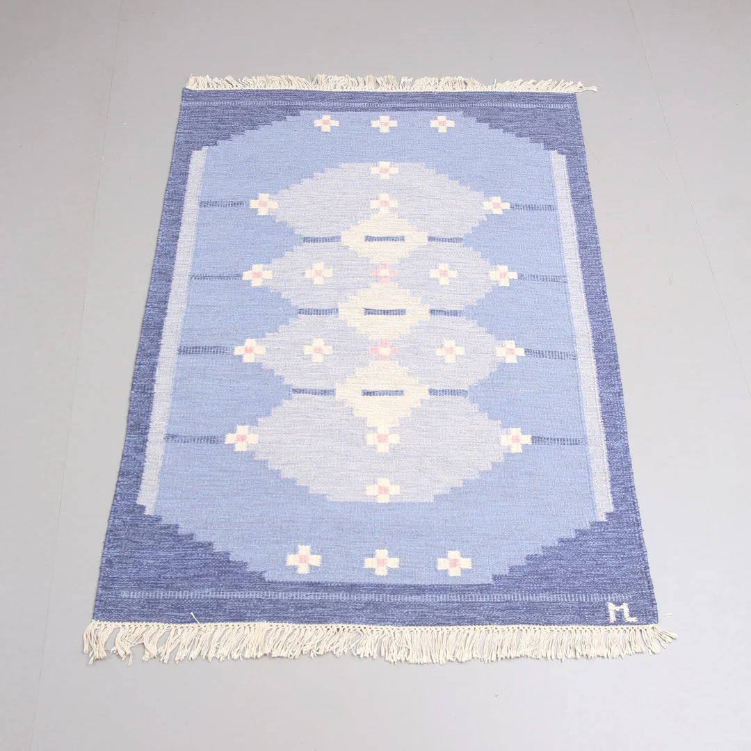 MATTA, rölakan, 200 x 142 cam, signerad ML. — Carpets — Auktionshuset Thelin & Johansson