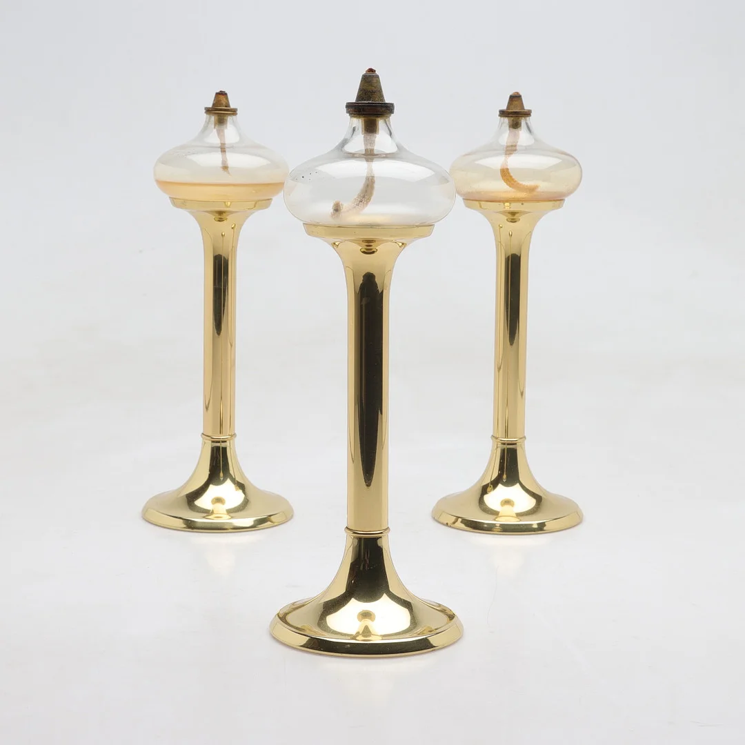 OLJELAMPOR, 3 st, glas och gulmetall, GV Harnisch Eftf, Köpenhamn. — Candlesticks — Gomér & Andersson Norrköping