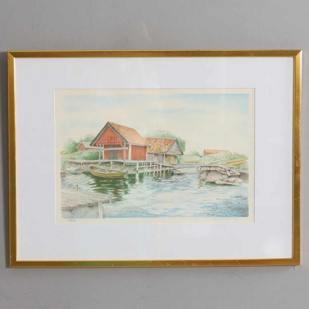 LENNART GLEMME. Färglitografi. "Sjöbodar", signerad och daterad -77. — Engravings & Prints — Örebro Stadsauktioner