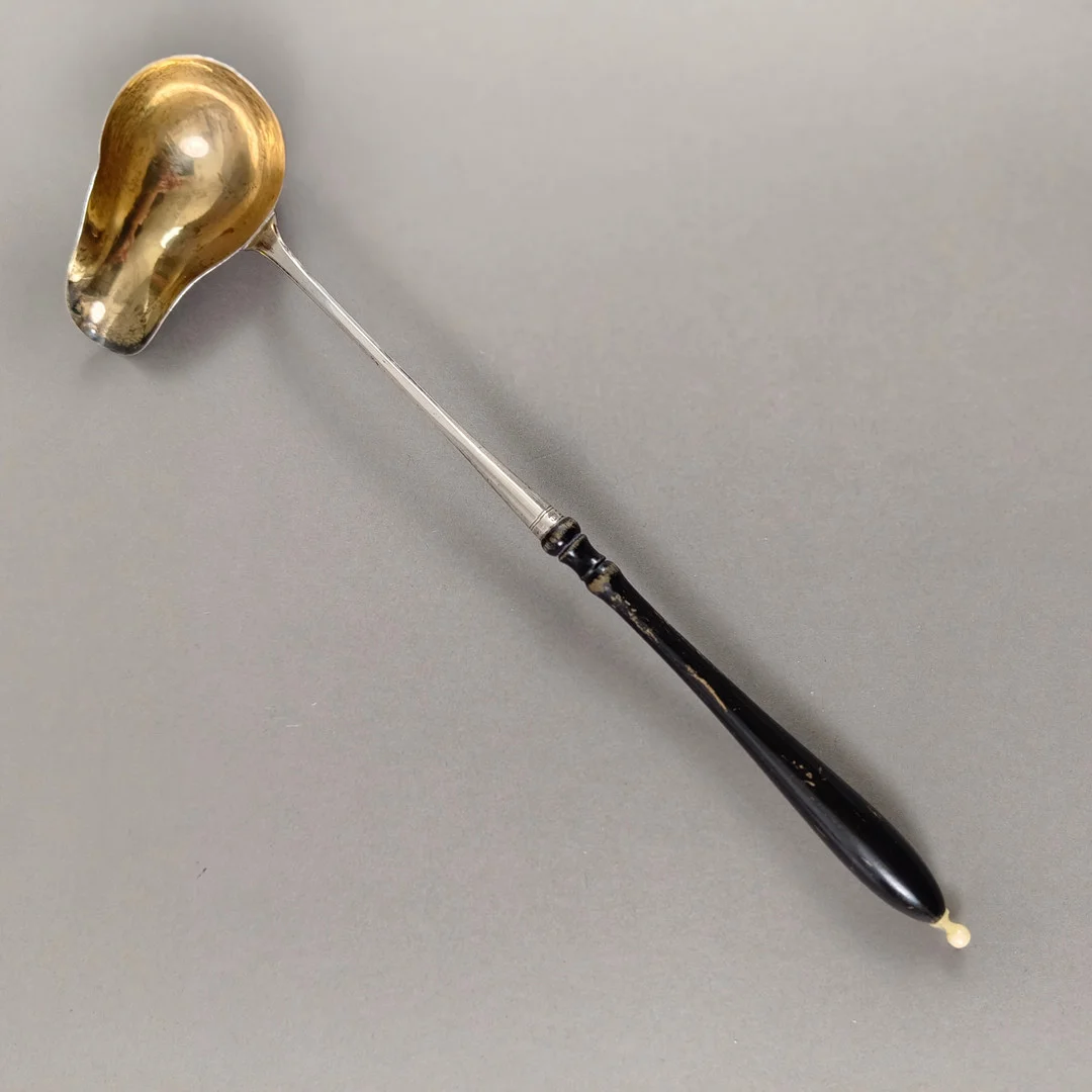 BIEDERMEIER-KELLE - 19.Jh., Silberlaffe, Holzgriff gedrechselt. — Silver — Auktionshaus Blank