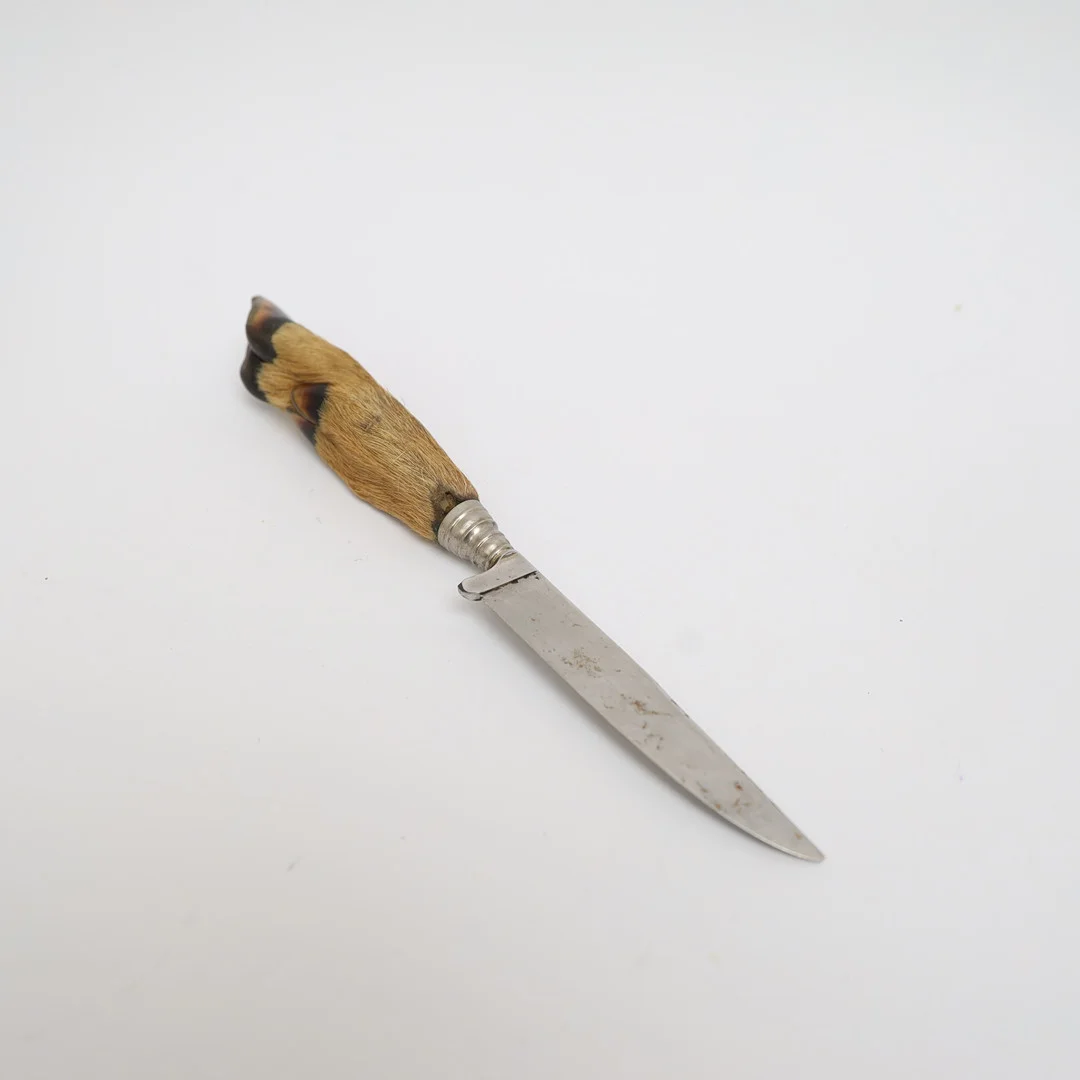 KNIV, handtag av rådjursfot, blad av stål. — Edged weapons — Falun Auktionsbyrå