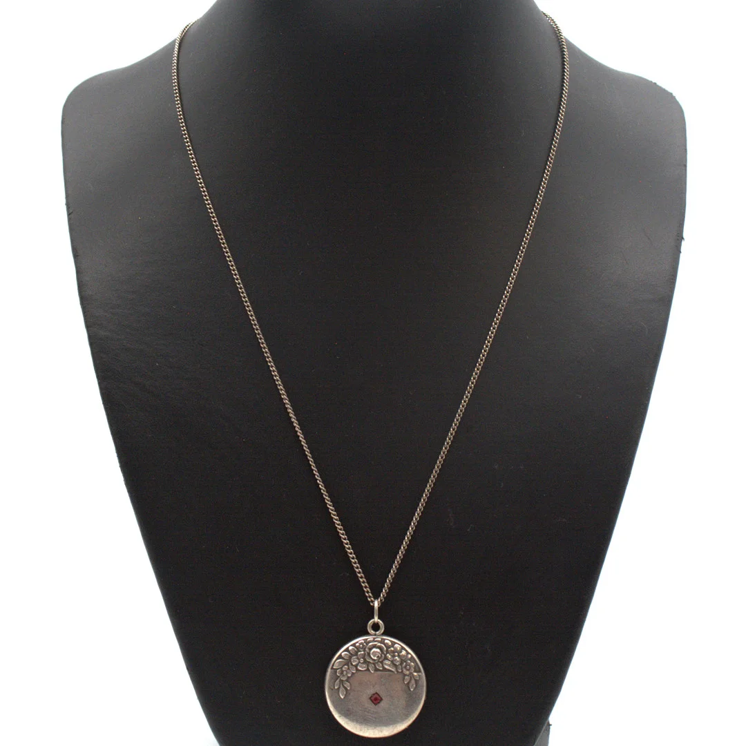 JUGENDSTIL RUNDER 800 SILBER COLLIERANHÄNGER MIT EINEM ROTEN FARBSTEIN BESETZT, PUNZIERT, UM 1900, AN SILBER KETTE. — Necklace — Kunst- und Auktionshaus Kleinhenz