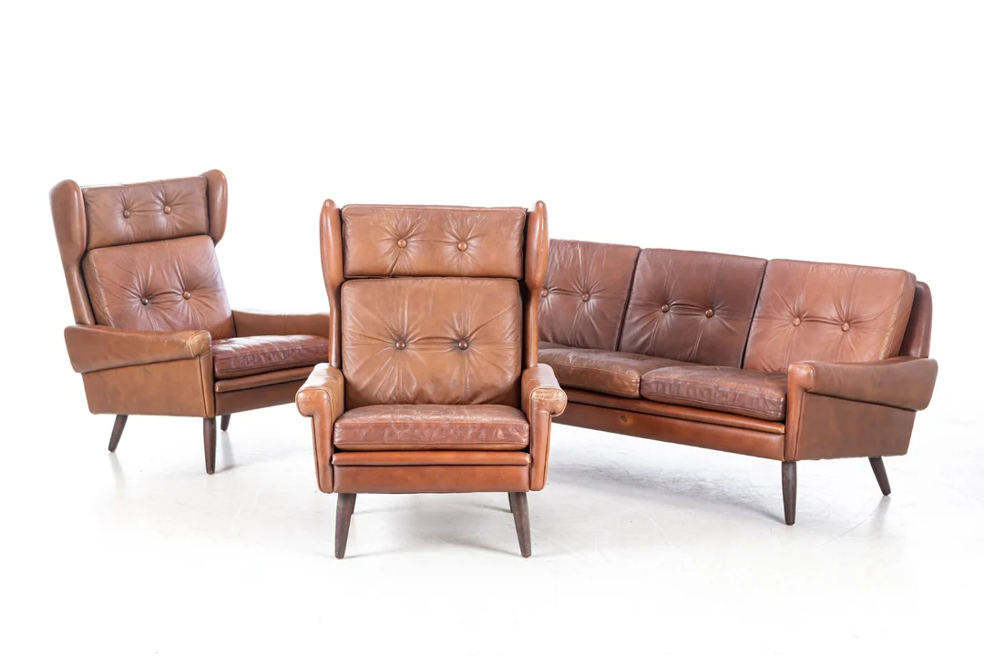 Svend Skipper. A pair of wingback chairs and sofa, brown leather (3) — Furniture/Lounge suites, sofas — Lauritz