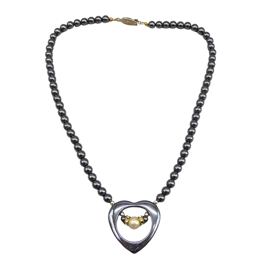 HALSKETTE AUS HÄMATIT-PERLEN MIT GROSSEM HERZANHÄNGER, MODESCHMUCK. — Necklace — Auktionshaus Stuber's Hammerschlag