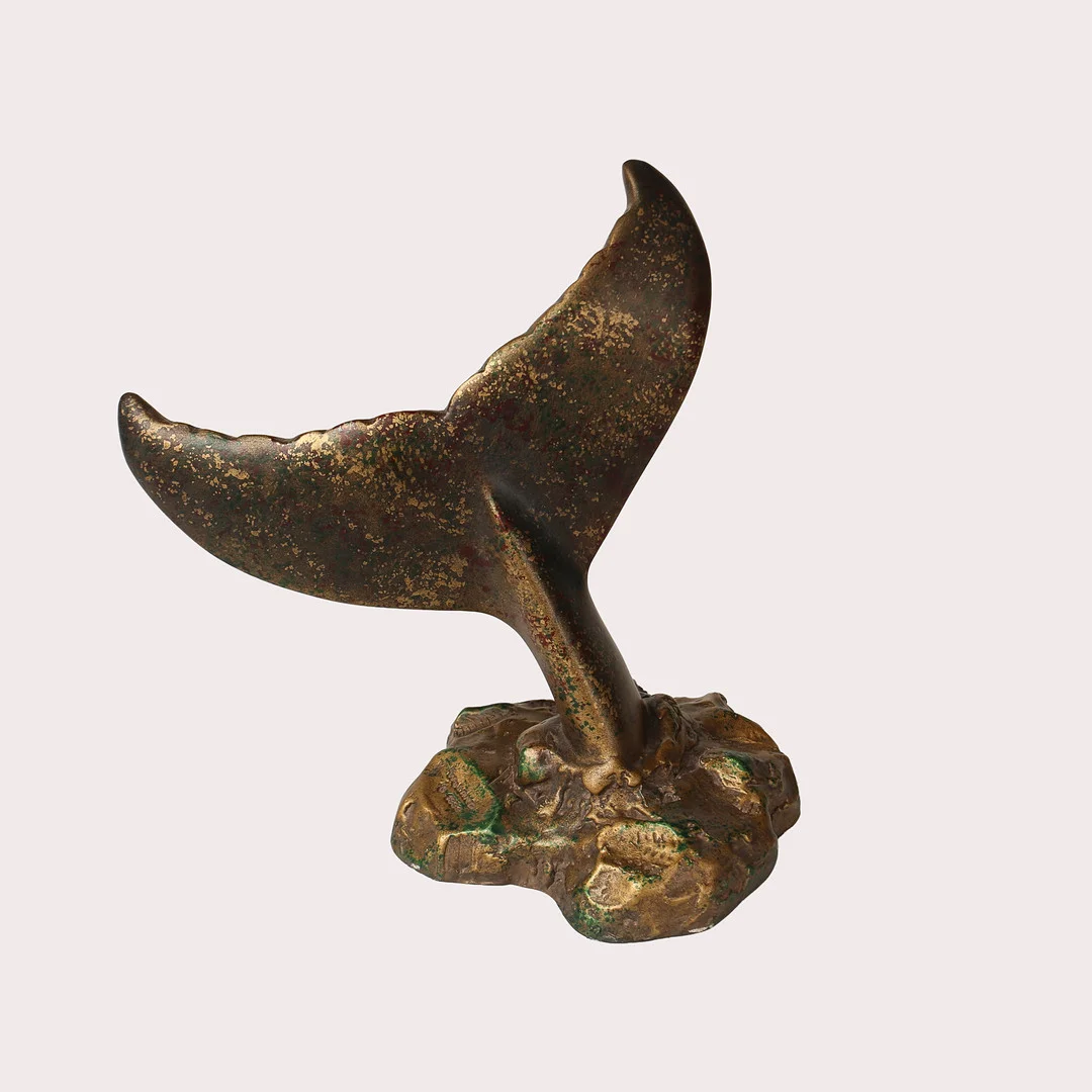 STJÄRTFENA, på BAS. Konstmaterial, patinerad, bronserad yta, inspirerad av valfisk. Austin Sculptures, Wyland, daterad 1999. — Sculptures & Bronzes — Limhamns Auktionsbyrå