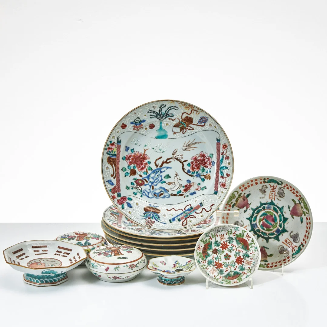 ASKAR, ASSIETTER, FAT PÅ FOT, 6 dlr., porslin, Kina, 1800-talets slut, varierande dekor i emaljfärger, järnoxid, sepia samt guld. — Ceramics & Porcelain — Stockholms Auktionsverk Magasin 5