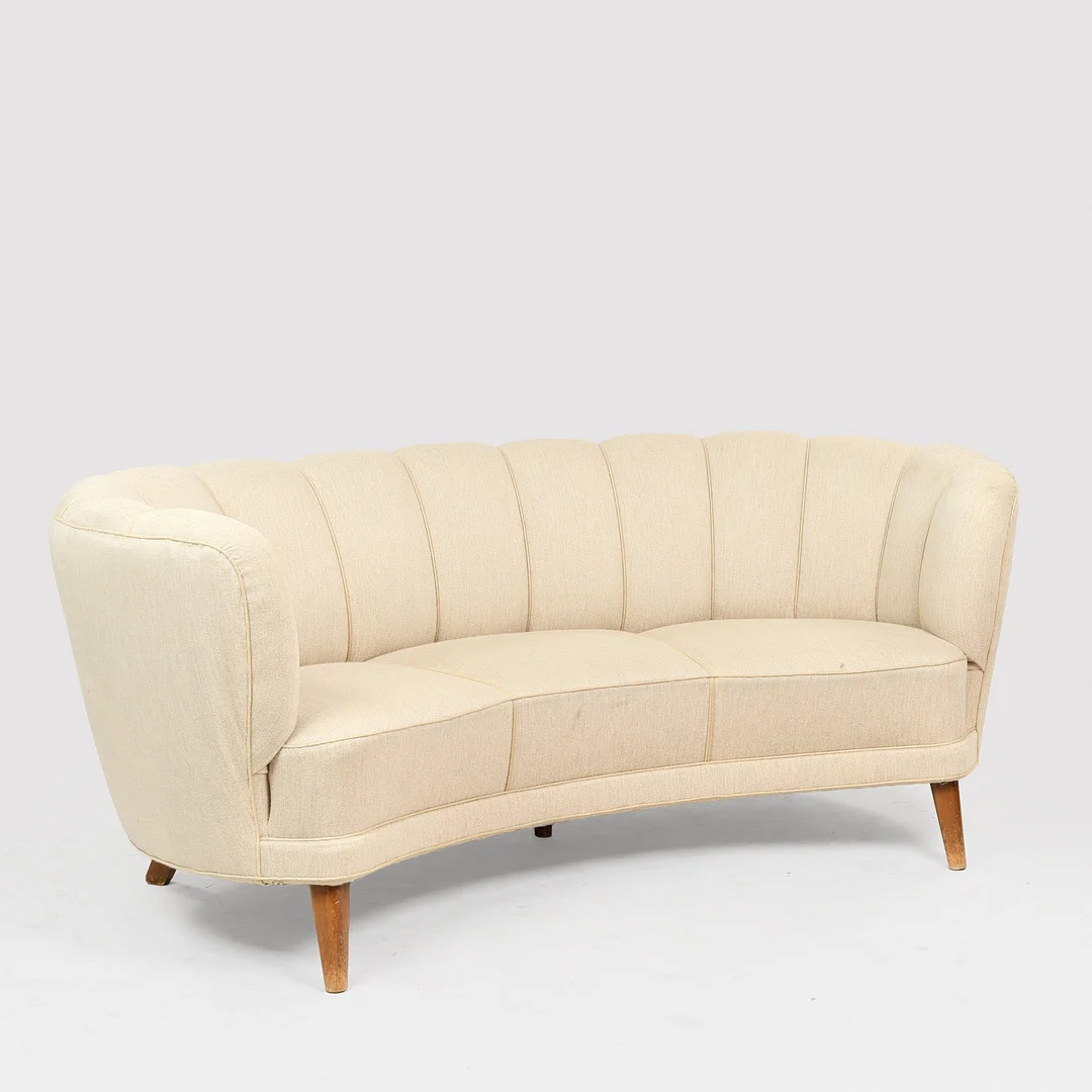 DANSK MØBELDESIGN. Let buet sofa betrukket med lys uld, ben af bejdset bøg, ca. 1940/50'erne. — Coffee Tables — Palsgaard Kunstauktioner