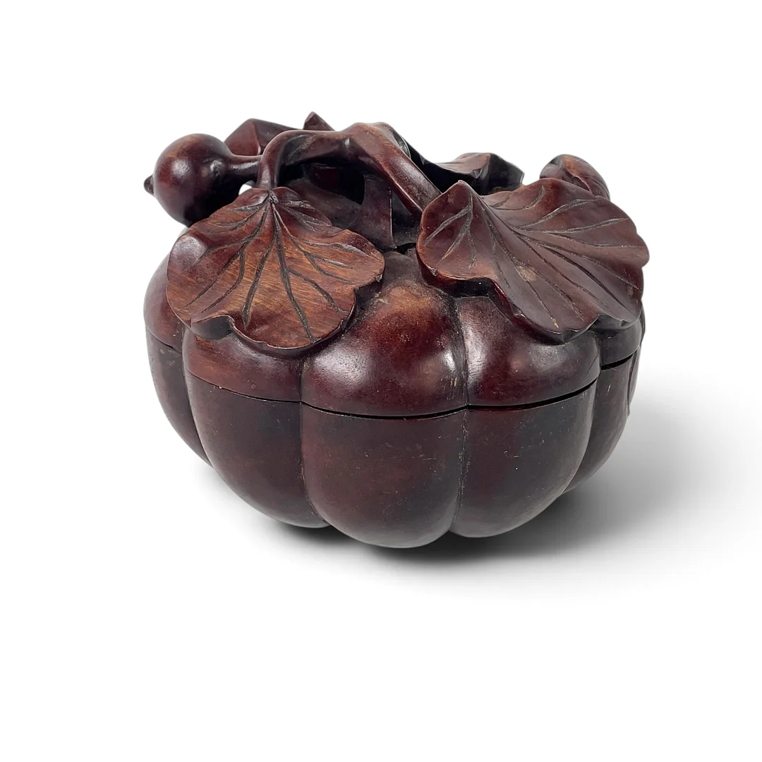 LOCKASK, rosenträ, Kina, 1900-tal. — Wood — Roslagens Auktionsverk