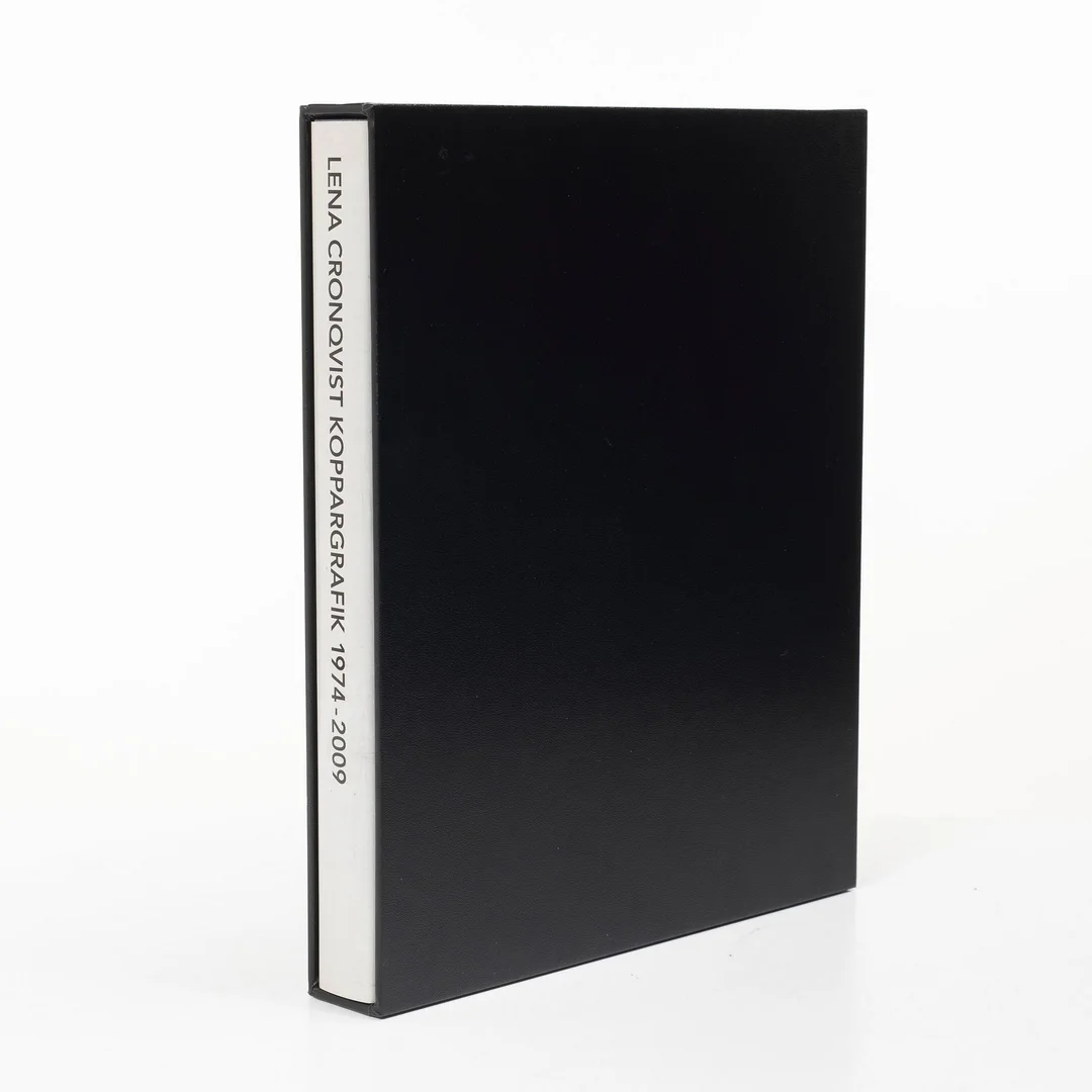 Lena Cronqvist, Catalogue raisonné, "Koppargrafik 1974 - 2009", med "Stilleben I", etsning, signerad och numrerad 14/25. — Konst/Grafik — Bukowskis