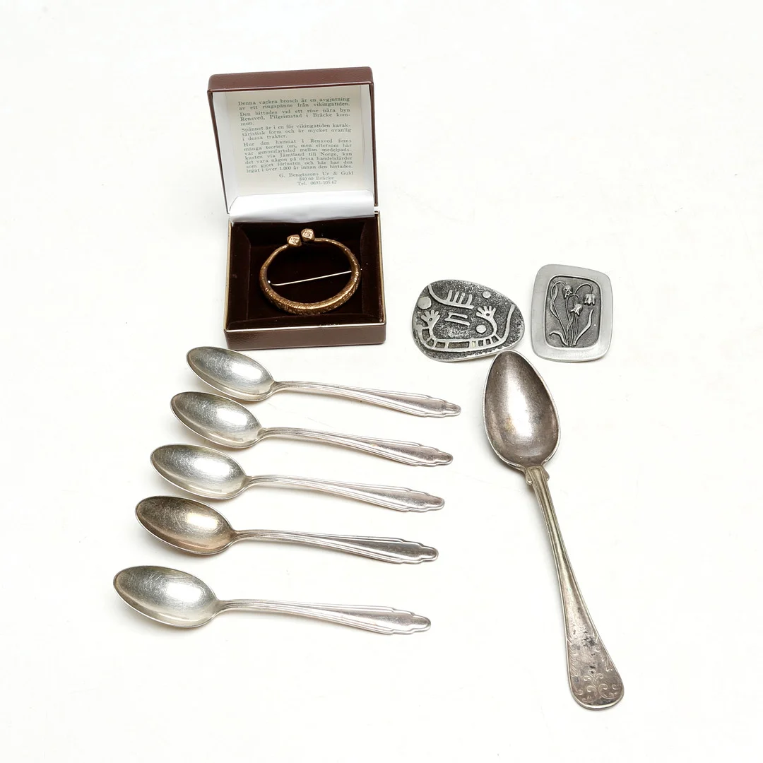 METALLFÖREMÅL 9 st, bland annat broscher 3 st. — Jewellery — Kalmar Auktionsverk