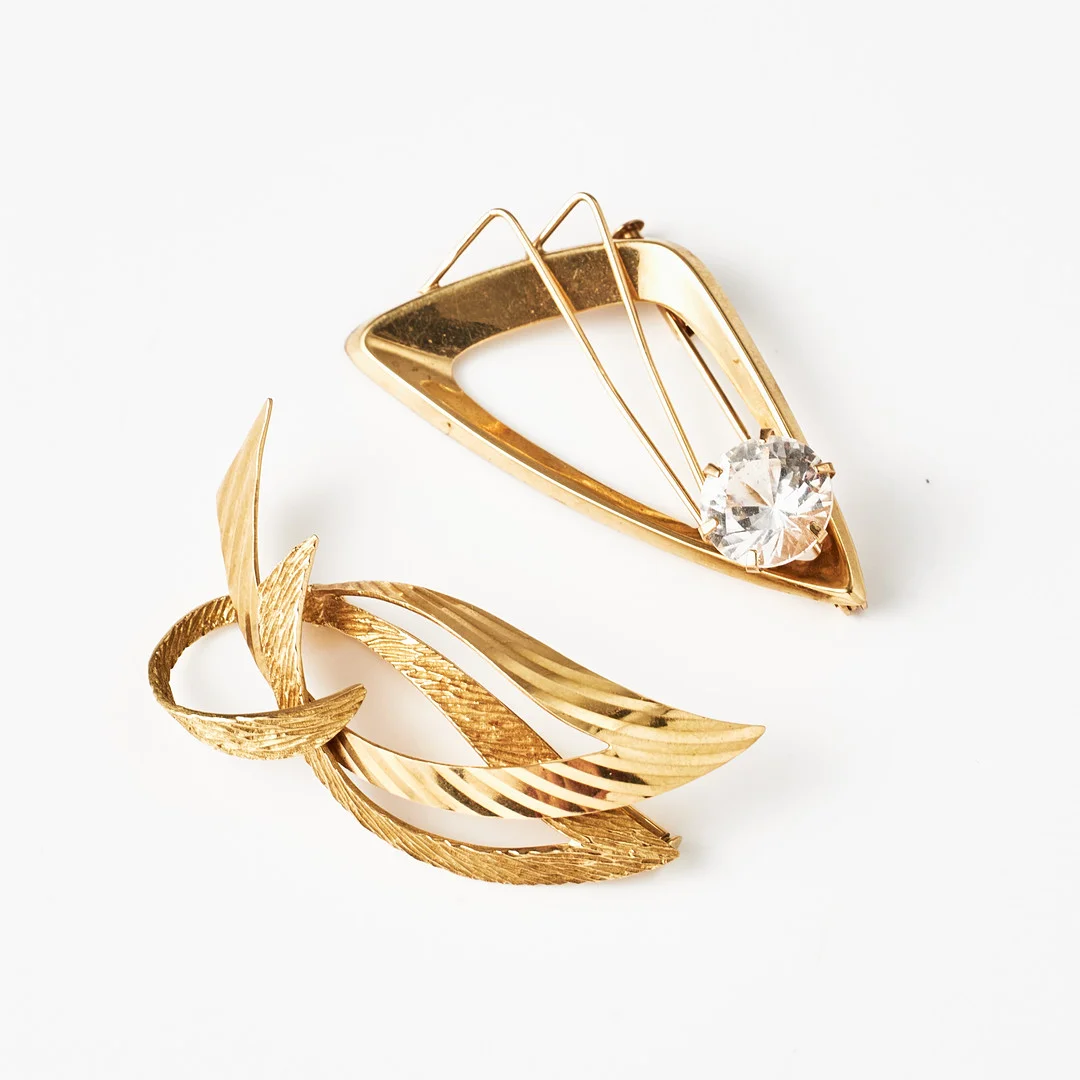 BROSCHER, 2 st., 18 k guld, varav en med syntetisk vit spinell, möjligen O Örneus Guldsmeds AB, (otydlig stämpel), Stockholm 1971, (stadsstämpel saknas). — Brooches & Pendants — Stockholms Auktionsverk Magasin 5