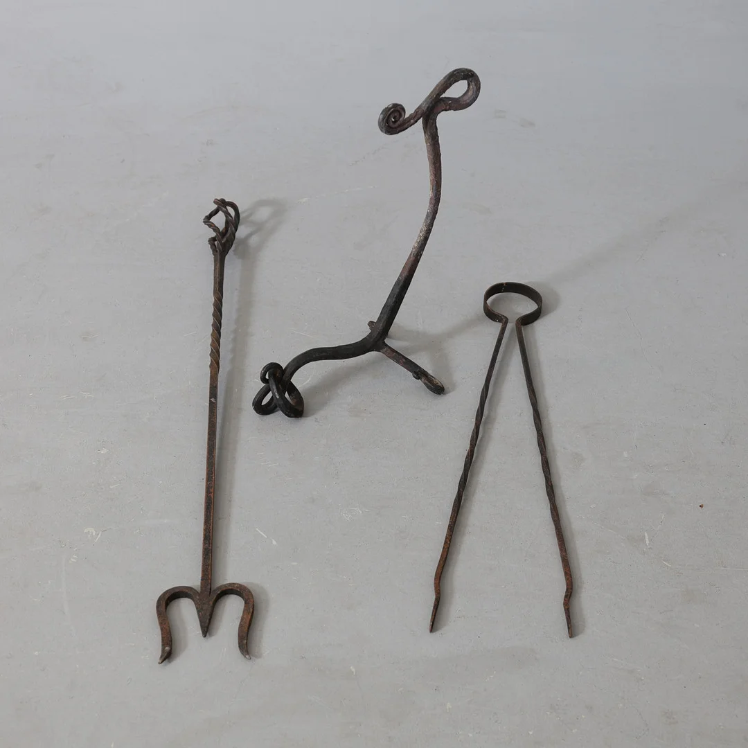 BRASSET, 3 delar, smide, 1900-tal. — Other metals — Gomér & Andersson Nyköping