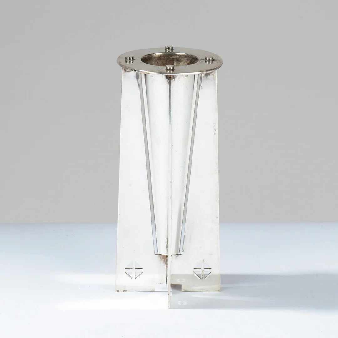 CHARLES GWATHMEY & ROBERT SIEGEL. Swid Powell Courtney-lysestage, af forsølvet messing. — Silver plated — Palsgaard Kunstauktioner