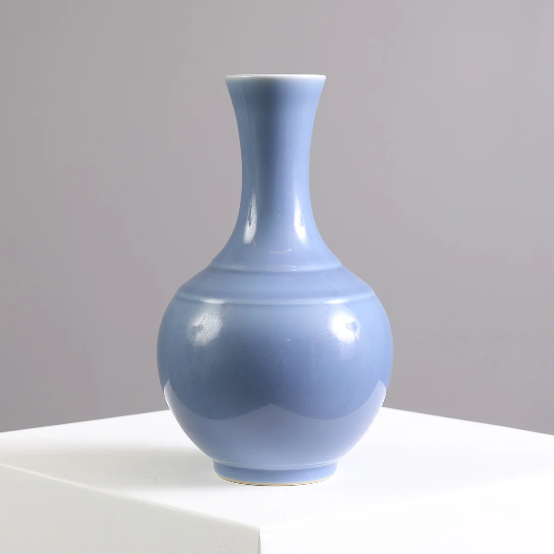 Kinesisk vase af porcelæn med clair de lune glasur, betegnet med Qianlong mærke, republik, 1900-tallets første tredjedel. — Ceramics & Porcelain — Bidstrup Auktioner