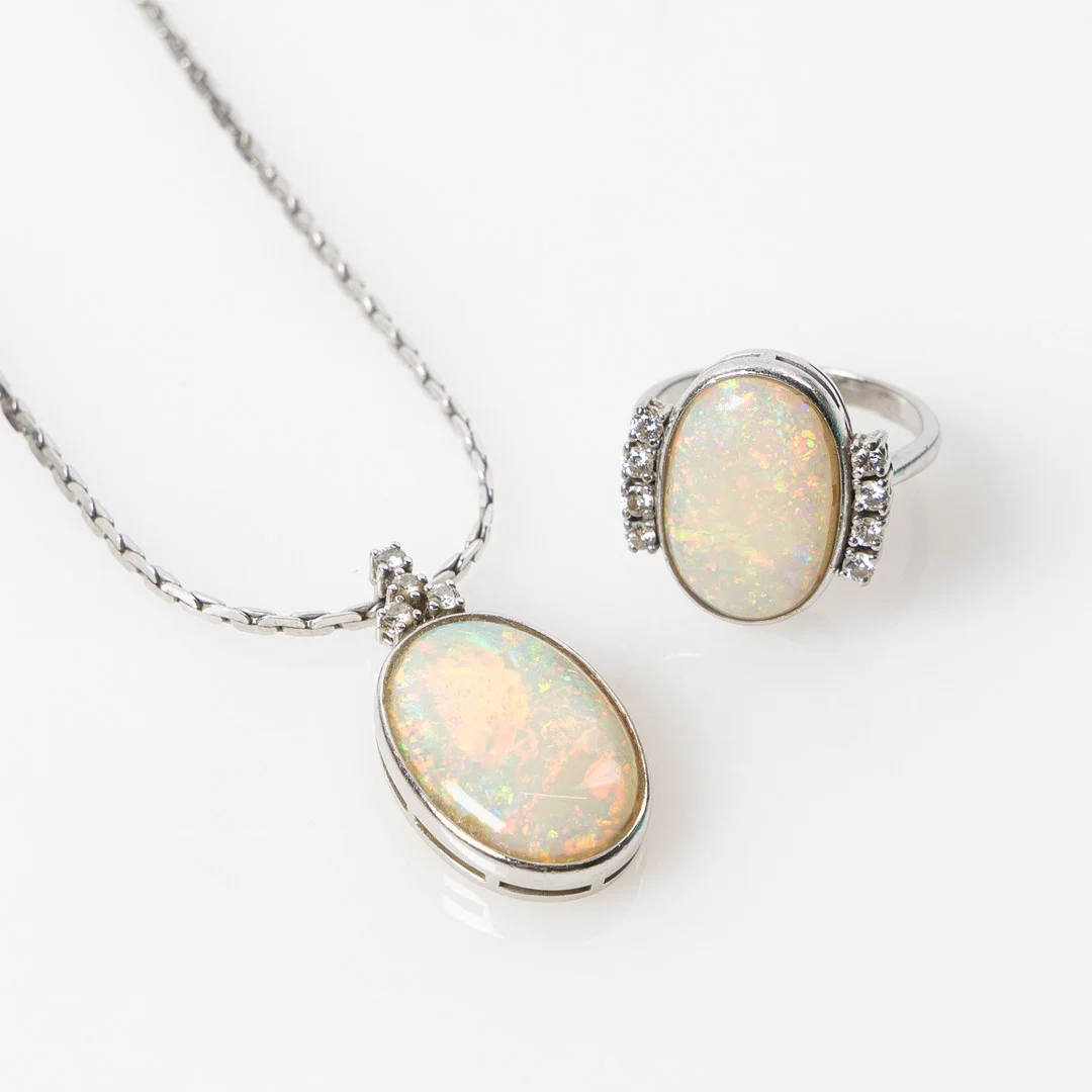 RING SAMT HÄNGE, 14K och 18K vitguld med cabochonslipade vita opaler och briljantslipade diamanter. — Jewellery Suites — Stockholms Auktionsverk Helsingborg