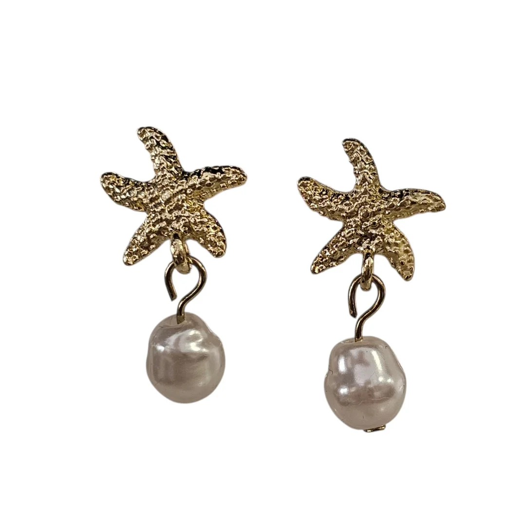 Pendientes con motivo de estrellas de mar en metal dorado con remate de perlita. — Earrings — Arce Auctions