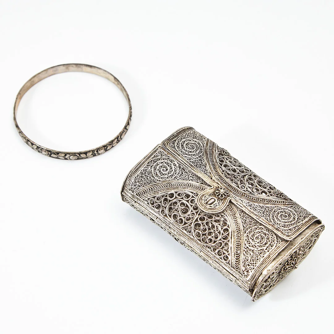 AFTONVÄSKA, möjligen underhaltigt silver, filigranarbete, omkring 1900. — Silver — Stockholms Auktionsverk Magasin 5