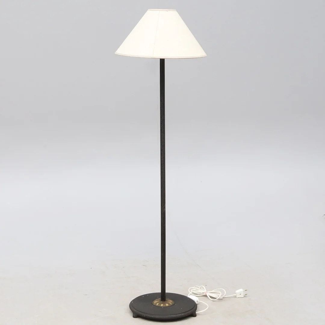 ERNST VOSS. TILLSKRIVEN. GOLVLAMPA, järn, modell 13284, Danmark, stämpelsignerad Voss 13284, 1900-talets första hälft. — Floor lights — Kalmar Auktionsverk