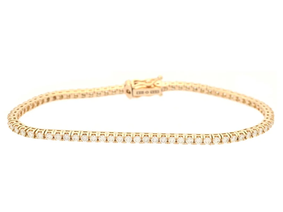 TENNISARMBAND, 18K guld, 77 briljantslipade diamanter ca 1,52 ctv, ca TW-TCr/VVS-VS, längd 16 cm, vikt 8,0 g. — Smycken/Tennisarmband — Kaplans
